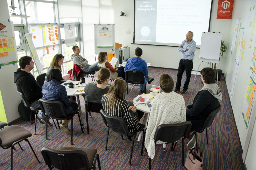 В Киеве прошел тренинг Professional Scrum Master с Одедом Тамиром 23-24 апреля сертифицированный тренер Scrum.org Одед Тамир провел в Киеве тренинг PSM. Осваивать тонкости роли Скрам Мастера пришли не только киевляне, но и гости из других городов и даже стран. Программа тренинга для Скрам Мастеров универсальна — ее разработали и постоянно поддерживают Кен Швабер и другие практики Scrum.org. Но каждый инструктор дополняет ее своими ценными знаниями и подходами. Одед Тамир запомнился участникам тренинга тем, как подробно удалось обсудить каждый вопрос на реальных примерах. Команды разобрали случаи, о которых нет ни слова в Скрам гайде, а вот влияние они имеют огромное.