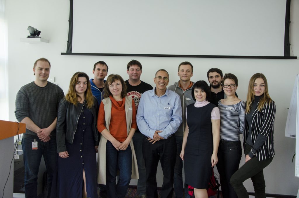 В Киеве прошел тренинг Professional Scrum Master с Одедом Тамиром 23-24 апреля сертифицированный тренер Scrum.org Одед Тамир провел в Киеве тренинг PSM. Осваивать тонкости роли Скрам Мастера пришли не только киевляне, но и гости из других городов и даже стран. Программа тренинга для Скрам Мастеров универсальна — ее разработали и постоянно поддерживают Кен Швабер и другие практики Scrum.org. Но каждый инструктор дополняет ее своими ценными знаниями и подходами. Одед Тамир запомнился участникам тренинга тем, как подробно удалось обсудить каждый вопрос на реальных примерах. Команды разобрали случаи, о которых нет ни слова в Скрам гайде, а вот влияние они имеют огромное.