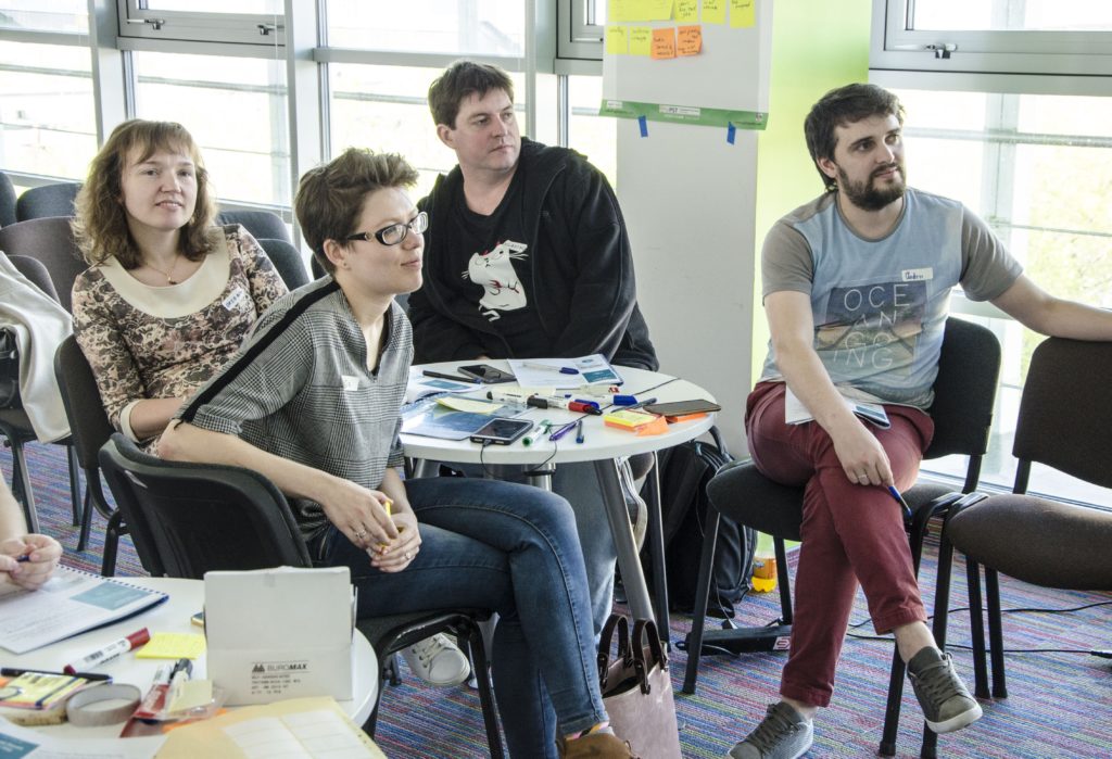 В Киеве прошел тренинг Professional Scrum Master с Одедом Тамиром 23-24 апреля сертифицированный тренер Scrum.org Одед Тамир провел в Киеве тренинг PSM. Осваивать тонкости роли Скрам Мастера пришли не только киевляне, но и гости из других городов и даже стран. Программа тренинга для Скрам Мастеров универсальна — ее разработали и постоянно поддерживают Кен Швабер и другие практики Scrum.org. Но каждый инструктор дополняет ее своими ценными знаниями и подходами. Одед Тамир запомнился участникам тренинга тем, как подробно удалось обсудить каждый вопрос на реальных примерах. Команды разобрали случаи, о которых нет ни слова в Скрам гайде, а вот влияние они имеют огромное.